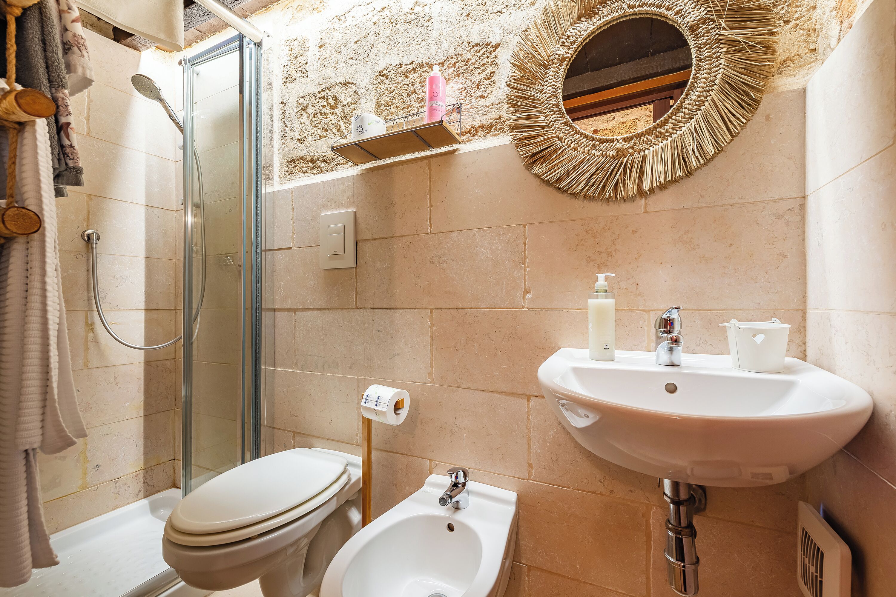 Ducha, secador de pelo, bidet, toallas