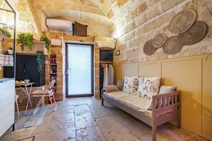 Family Studio (Dimora Kiaorana In Polignano A Mare) | Living area | 21-inch Smart TV with cable channels - Dimora Kiaorana In Polignano A Mare (Polignano a Mare)