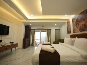 Deluxe Room | Living area