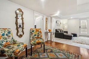 Living area - 5 minutes from Ridgeway Plaza! Bright Basement retreat in Mississauga (Mississauga)