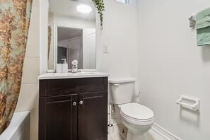 Hair dryer, towels, soap, toilet paper - 5 minutes from Ridgeway Plaza! Bright Basement retreat in Mississauga (Mississauga)