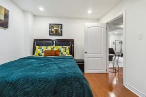 Iron/ironing board, WiFi, bed sheets - 5 minutes from Ridgeway Plaza! Bright Basement retreat in Mississauga (Mississauga)