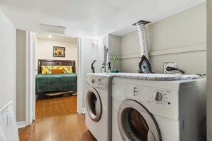 Interior - 5 minutes from Ridgeway Plaza! Bright Basement retreat in Mississauga (Mississauga)