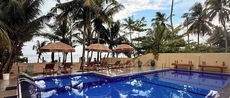 Indoor pool, 2 outdoor pools