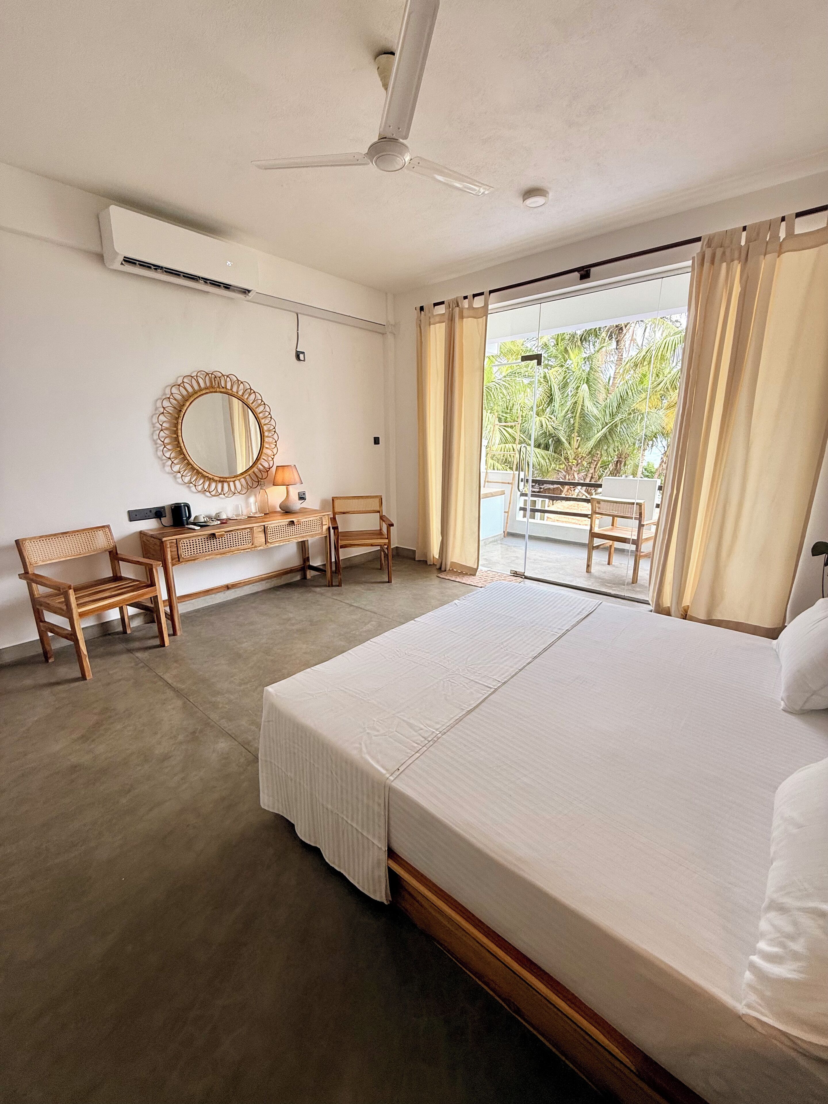 Rom – deluxe, sjøutsikt, sjøvendt | Sengetøy av topp kvalitet, minibar, safe på rommet og skrivebord