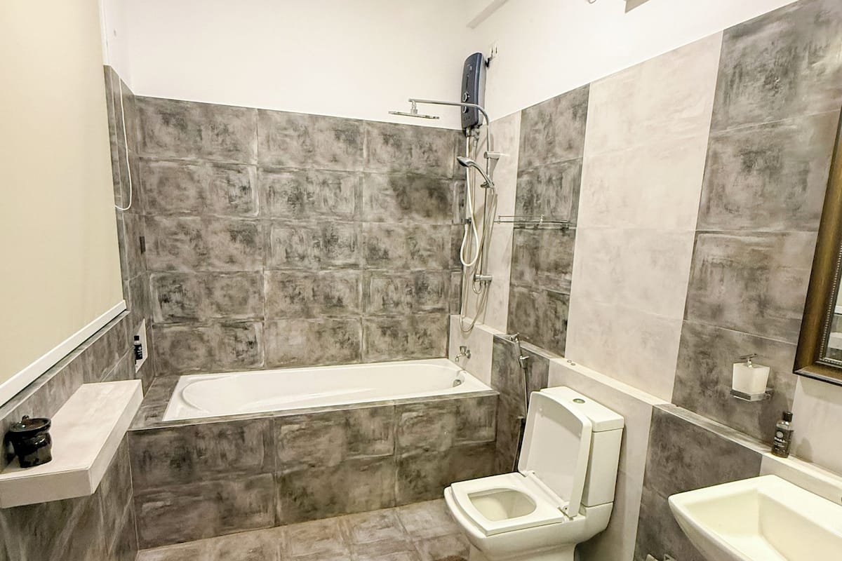 Deluxe Room | Bathroom