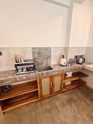 Estudi en suite familiar, diversos llits, vistes al mar | Cuina privada | Utensilis de cuina, vaixella i coberteria 