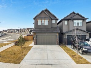 Exterior - Spacious home• 4BR• 2.5 BA •Near Airport & Banff (Calgary)