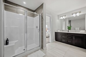 Hair dryer, towels, soap, shampoo - Spacious home• 4BR• 2.5 BA •Near Airport & Banff (Calgary)