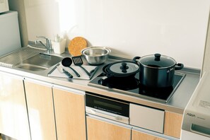 Családi lakás, kilátással a városra | Privát konyha | Nagyméretű hűtő/fagyasztó, mikrohullámú sütő és főzőlap