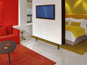 خزنة داخل الغرفة ومكواة/لوح كي وواي فاي مجانًا