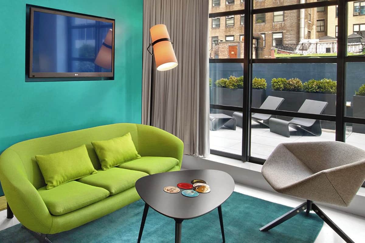 Room, 1 Queen Bed, Balcony | Living area