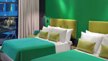 Doppelzimmer, 2 Queen-Betten | Hochwertige Bettwaren, Betten mit Memory-Foam-Matratzen, Zimmersafe