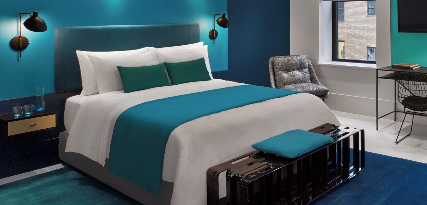 Zimmer, 1 Queen-Bett | Hochwertige Bettwaren, Betten mit Memory-Foam-Matratzen, Zimmersafe