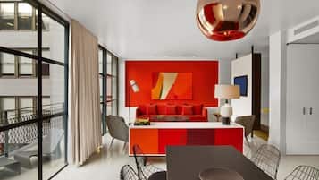 Penthouse, 1 queensize bed, balkon, uitzicht op de stad | Woonruimte | Een 42-inch smart-tv met digitale zenders