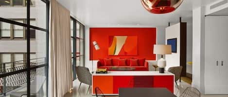 Penthouse, 1 queensize bed, uitzicht op stad | Woonruimte | Een 42-inch smart-tv met digitale zenders