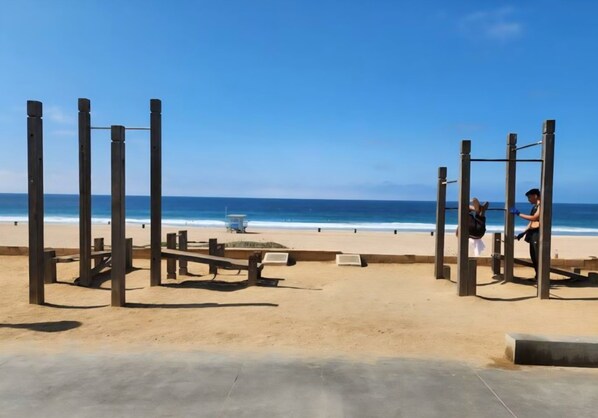 Beach nearby, sun-loungers, beach towels - Location, Location, Location (Manhattan Beach)