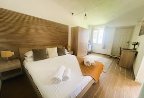 Chambre Double Confort, vue cour intérieure | Matelas mémoire de forme, coffres-forts dans les chambres