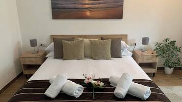 Chambre Double Confort, vue cour intérieure | Coffres-forts dans les chambres, chambres insonorisées