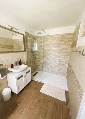 Kamar Double Comfort, pemandangan halaman | Kamar mandi | Shower, pancuran hujan, perlengkapan mandi gratis, dan pengering rambut