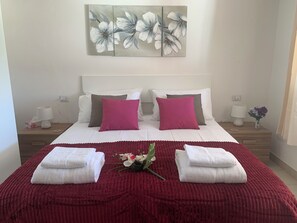 Comfort Double Room, Garden View | In-room safe, soundproofing, iron/ironing board, free WiFi - B&B Hideaway Haven Villa (Sant'Anna Arresi)