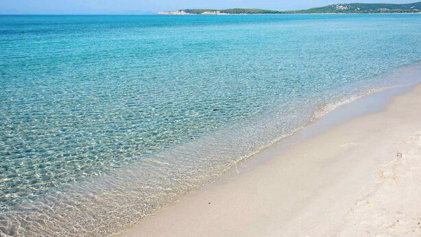 A beach with clear shallow waters and a sandy shore. - B&B Hideaway Haven Villa (Sant'Anna Arresi)