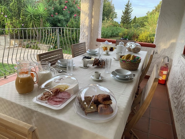 Petit déjeuner en libre-service compris tous les jours