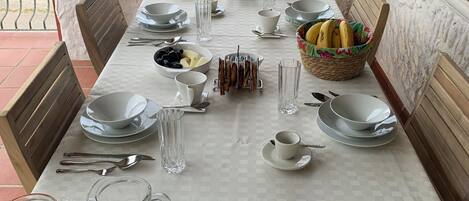 Bao gồm bữa sáng tự phục vụ hàng ngày