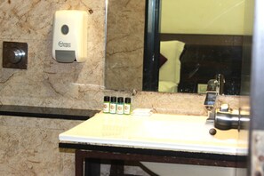 Premium-rum | Badrum | Dusch, regndusch, gratis toalettartiklar och handdukar