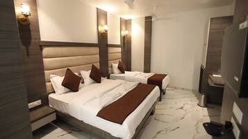 Familjerum | Värdeförvaringsskåp på rummet, skrivbord, gratis wi-fi och sängkläder