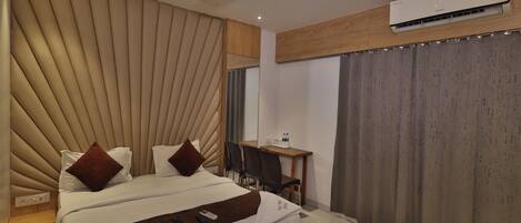 Rom – deluxe | Safe på rommet, skrivebord, wi-fi (inkludert) og sengetøy