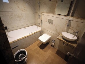 Deluxe Room, Bathtub | Bathroom