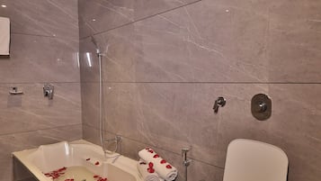 Camera Deluxe | Bagno | Set di cortesia gratuito, asciugamani