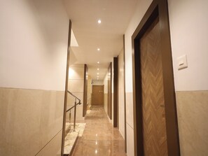 المنشأة من الداخل