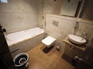 Deluxe Room | Bathroom