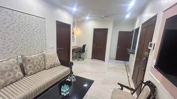 Apartamento, 2 habitaciones | Caja fuerte, escritorio, tabla de planchar con plancha y wifi gratis