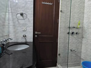 apartman, 2 hálószobával | Fürdőszoba | Zuhanyzó, esőzuhany, ingyenes piperecikkek és hajszárító
