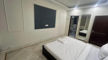 Habitación ejecutiva | Caja fuerte, escritorio, tabla de planchar con plancha y wifi gratis