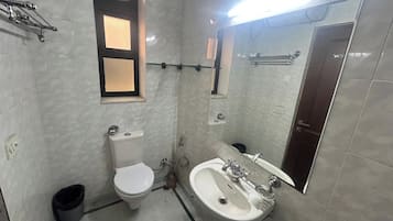 Habitación Deluxe | Baño | Regadera, regadera tipo lluvia, amenidades de baño gratuitas