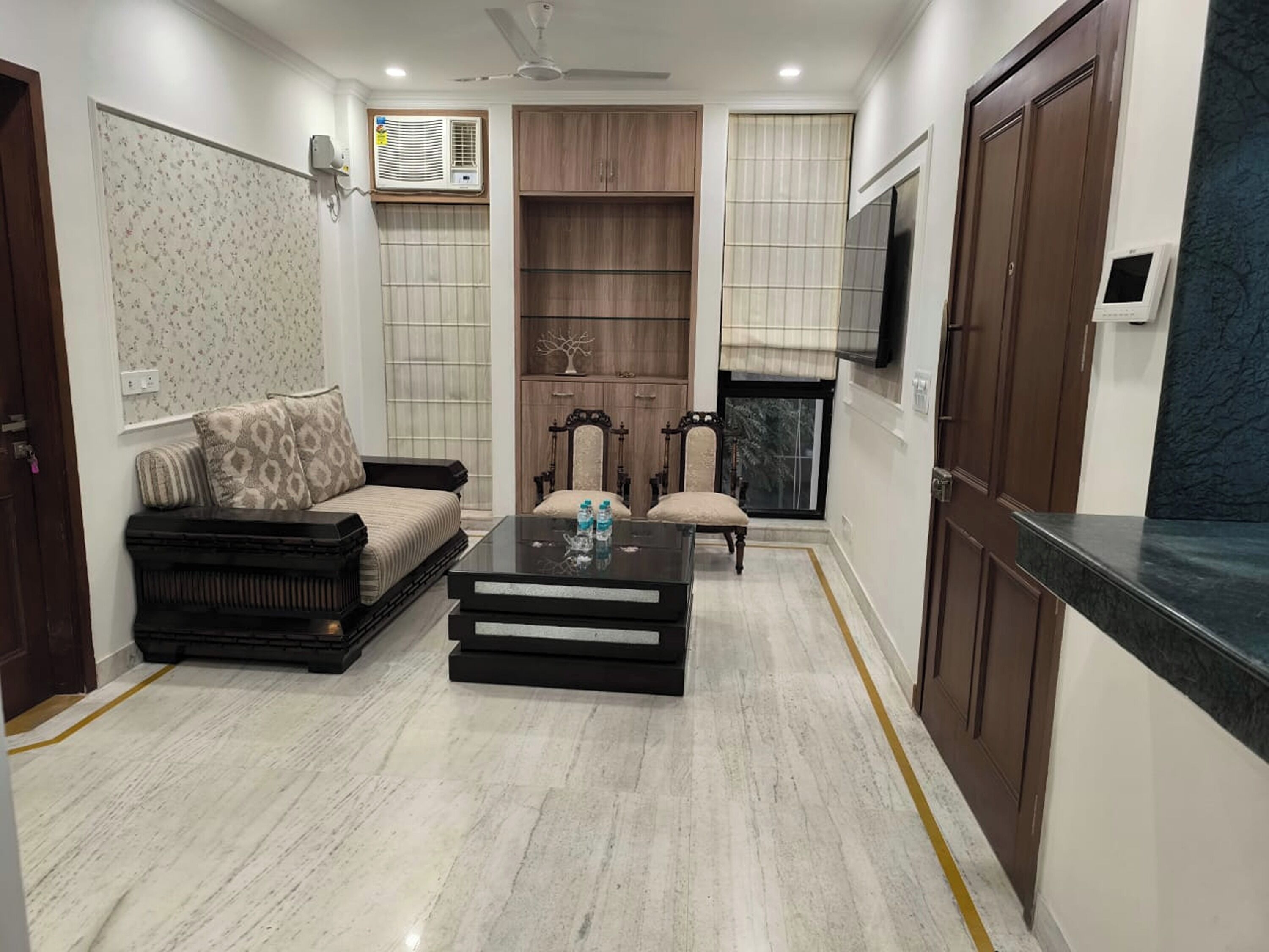 Apartamento, 2 quartos | Cofres nos quartos, escrivaninha, ferros/tábuas de passar roupa