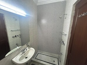 Deluxe-værelse | Badeværelse | Bruser, brusehoved med spredningseffekt, gratis toiletartikler