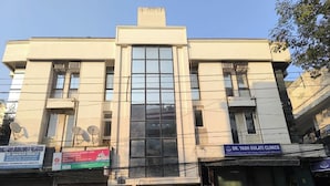 Un edificio de varios pisos con señalización para clínicas y servicios médicos.