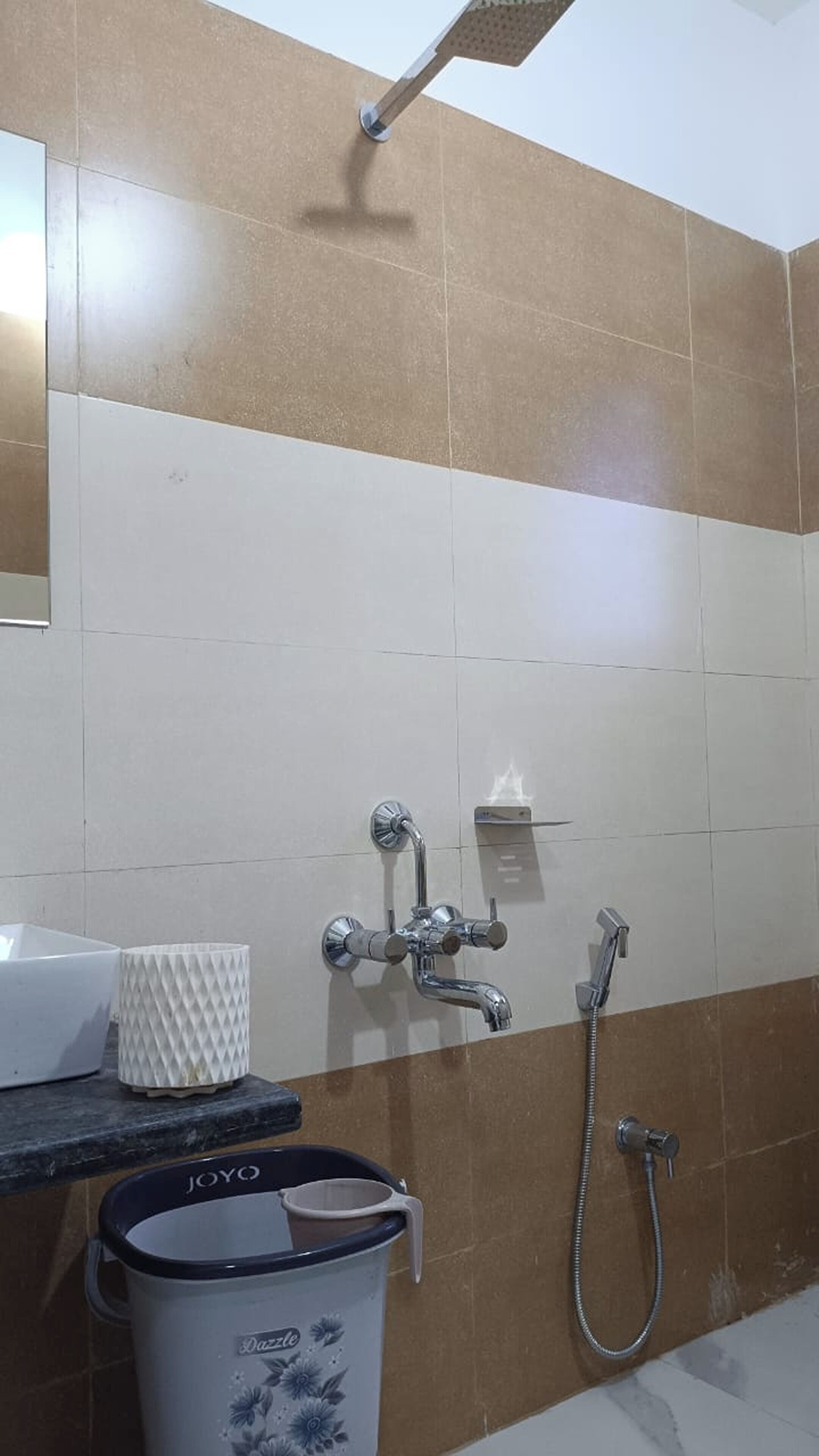 Une salle de bain avec une douche, des toilettes et un lavabo.