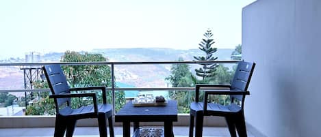 Deluxe Room, Valley View | Desk, free WiFi, bed sheets