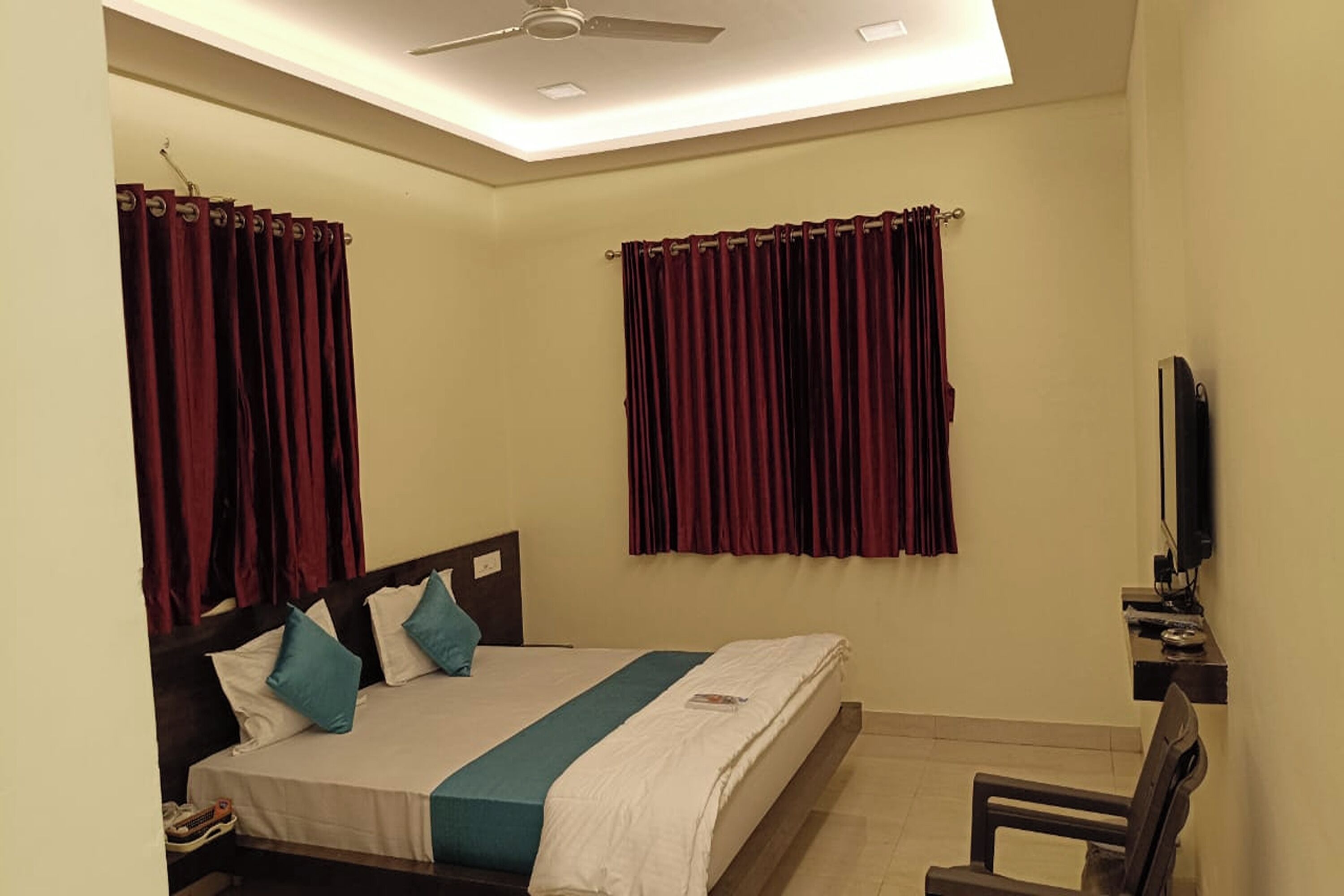 Standaard kamer | Een bureau, gratis wifi, beddengoed