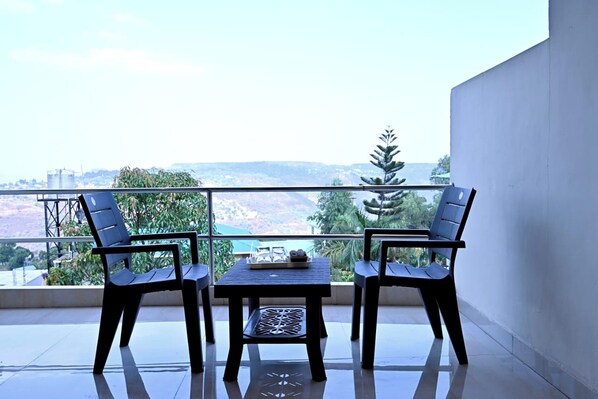 Quarto luxo, vista para o vale | Escrivaninha, Wi-Fi de cortesia, roupa de cama