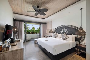 Quarto casal luxo, sacada | Cofres nos quartos, escrivaninha, ferros/tábuas de passar roupa