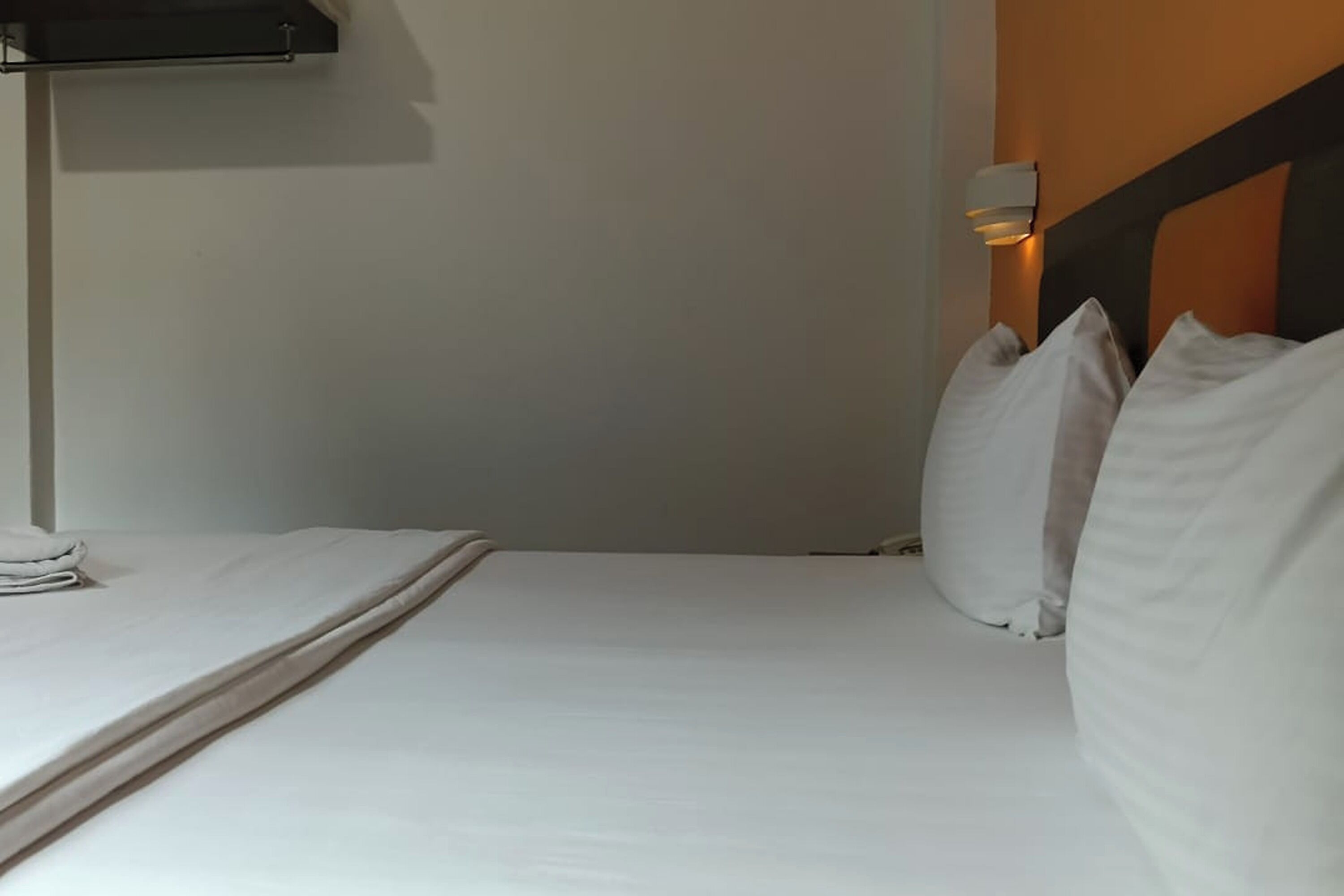 Standard Room, 1 Queen Bed | Desk, iron/ironing board, free WiFi, bed sheets