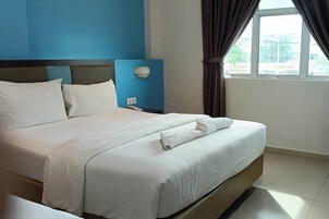 Escritorio, tabla de planchar con plancha, wifi gratis y ropa de cama