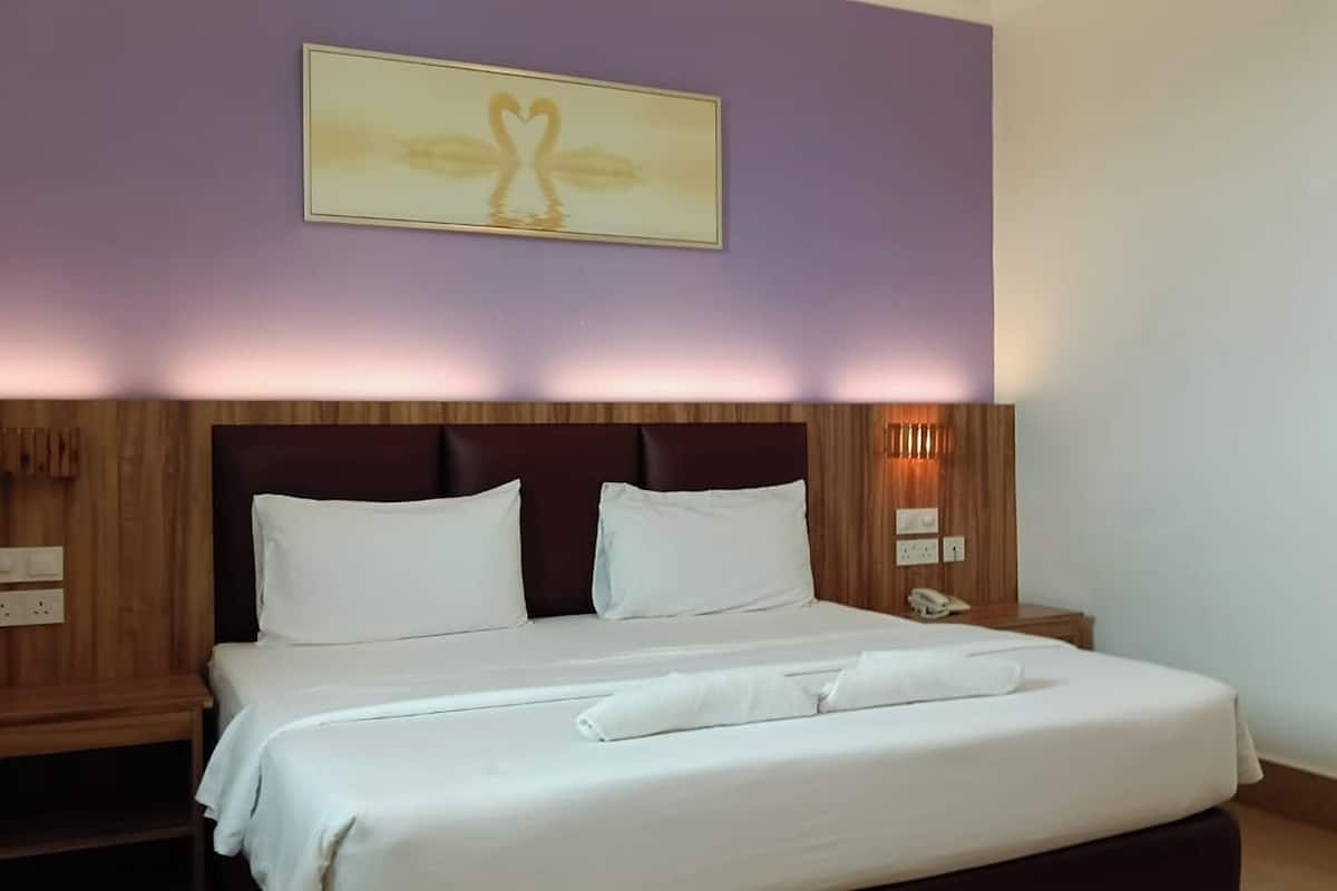 Deluxe Room, 1 King Bed | Desk, iron/ironing board (on request), WiFi (free), bed sheets